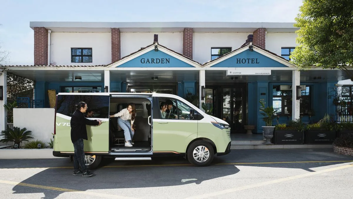 Deliver 7 side profile green hotel